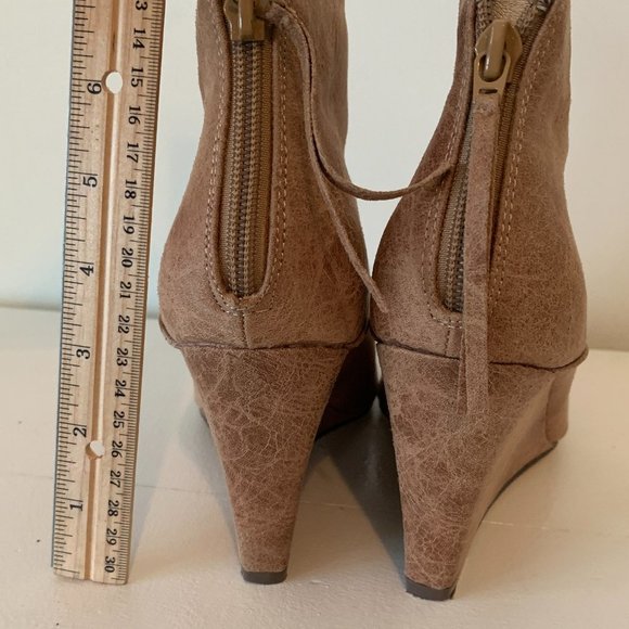 ⭐️❤️ MICHAEL ANTONIO Tan Wedge Booties - Picture 7 of 10